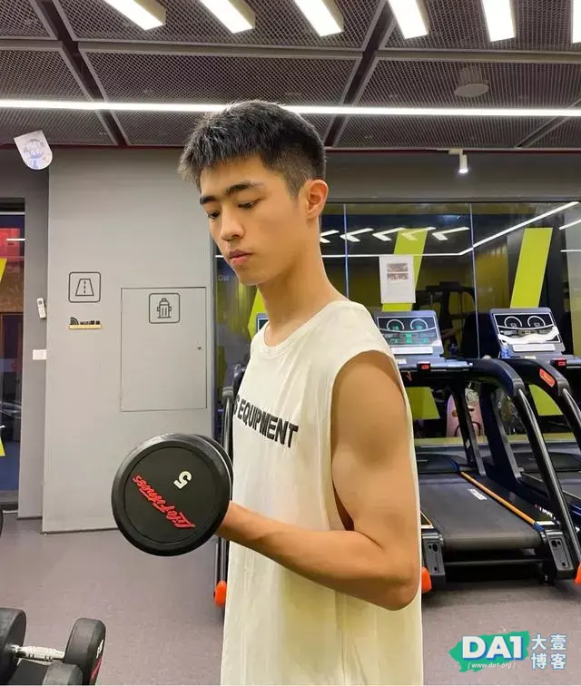 这种骑自行车的高中生也太可爱了吧 这种骑自行车的高中生也太可爱了吧