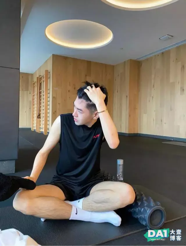 皮肤白皙水嫩的鲜肉帅哥穿着白袜模样很上头哦 皮肤白皙水嫩的鲜肉帅哥穿着白袜模样很上头哦