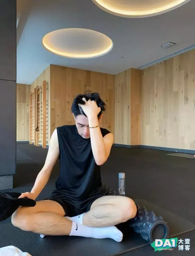 皮肤白皙水嫩的鲜肉帅哥穿着白袜模样很上头哦 皮肤白皙水嫩的鲜肉帅哥穿着白袜模样很上头哦