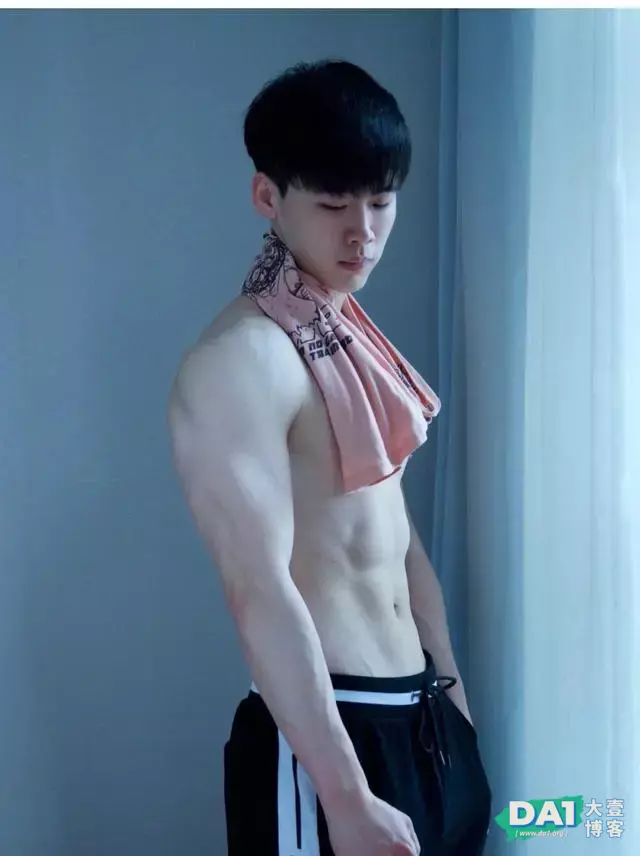 让人无法拒绝的童颜肌肉帅哥,有点可爱哦 让人无法拒绝的童颜肌肉帅哥,有点可爱哦