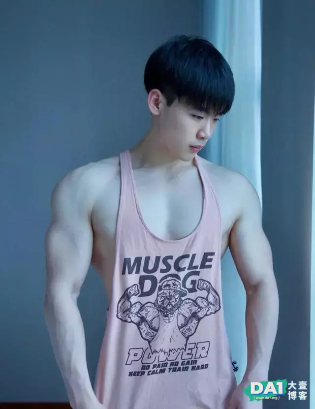 让人无法拒绝的童颜肌肉帅哥,有点可爱哦 让人无法拒绝的童颜肌肉帅哥,有点可爱哦
