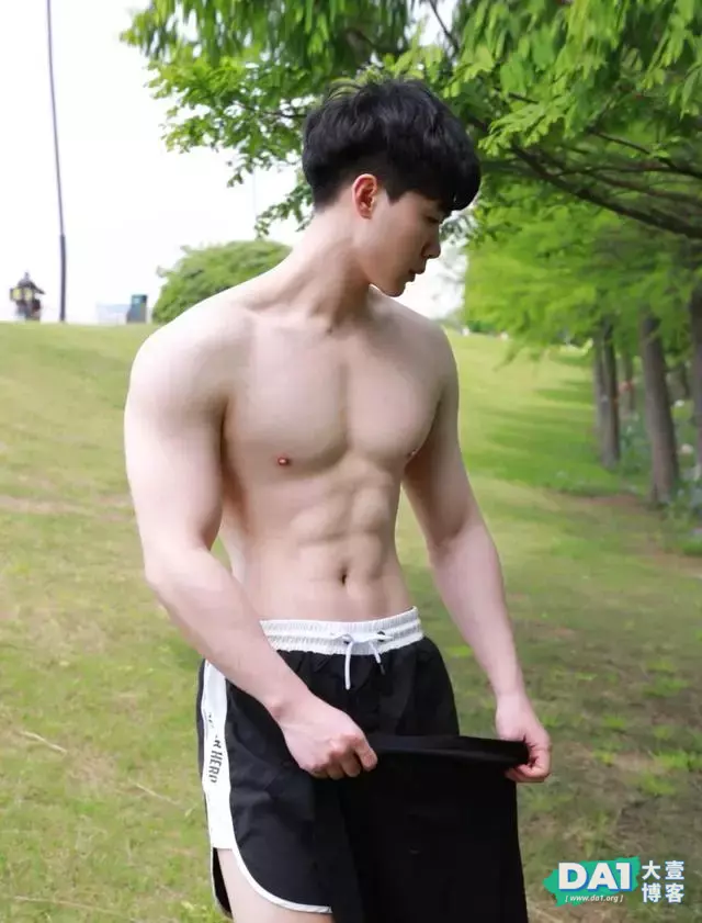 让人无法拒绝的童颜肌肉帅哥,有点可爱哦 让人无法拒绝的童颜肌肉帅哥,有点可爱哦