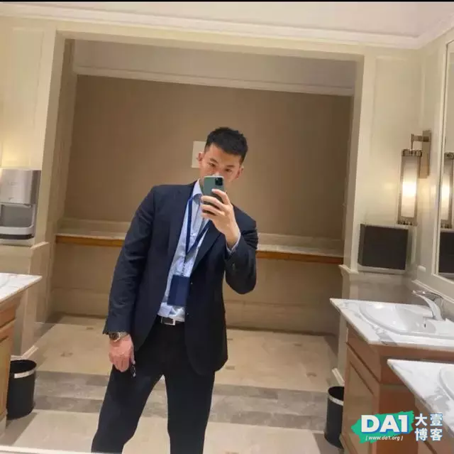 让人欲罢不能的正装肌肉帅哥,这身材我可以 让人欲罢不能的正装肌肉帅哥,这身材我可以