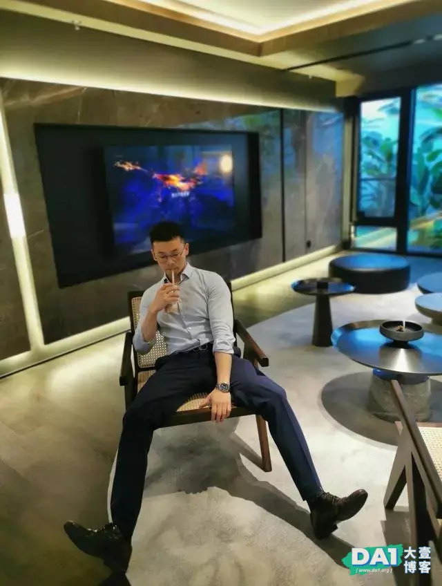 让人欲罢不能的正装肌肉帅哥,这身材我可以 让人欲罢不能的正装肌肉帅哥,这身材我可以