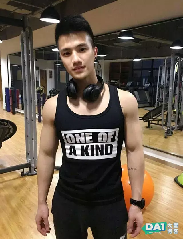健身房里的肌肉小可爱,有点上头哦 健身房里的肌肉小可爱,有点上头哦