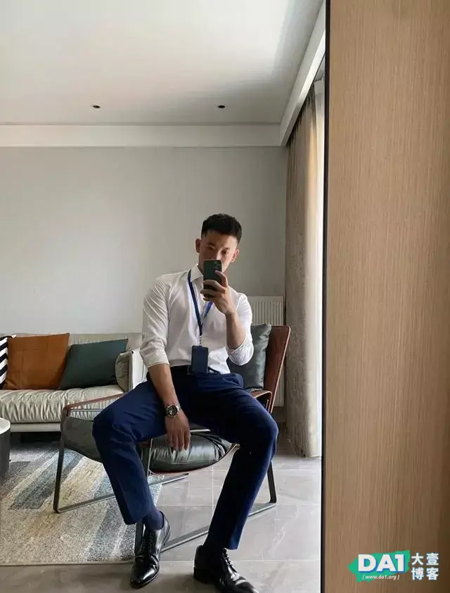 让人欲罢不能的正装肌肉帅哥,这身材我可以 让人欲罢不能的正装肌肉帅哥,这身材我可以