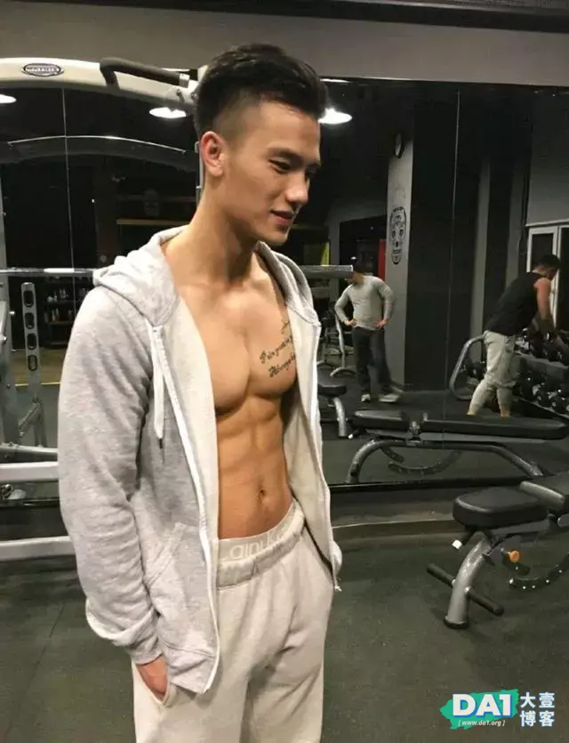 健身房里的肌肉小可爱,有点上头哦 健身房里的肌肉小可爱,有点上头哦