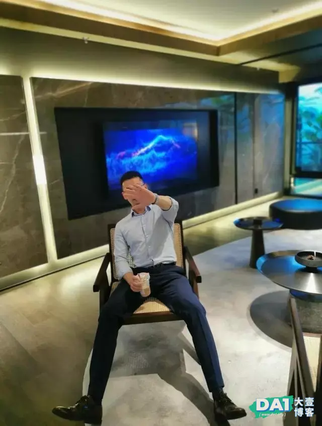让人欲罢不能的正装肌肉帅哥,这身材我可以 让人欲罢不能的正装肌肉帅哥,这身材我可以