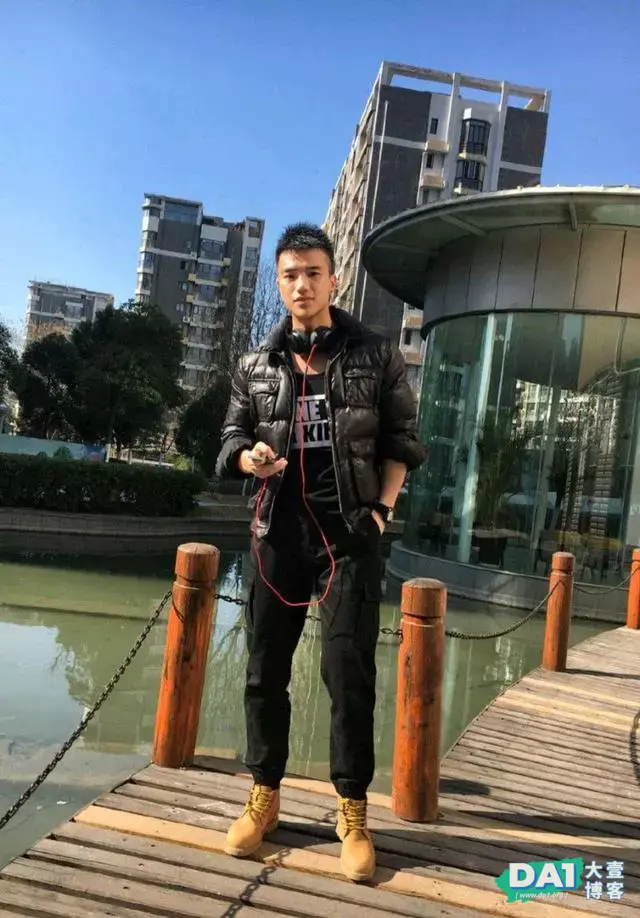 健身房里的肌肉小可爱,有点上头哦 健身房里的肌肉小可爱,有点上头哦