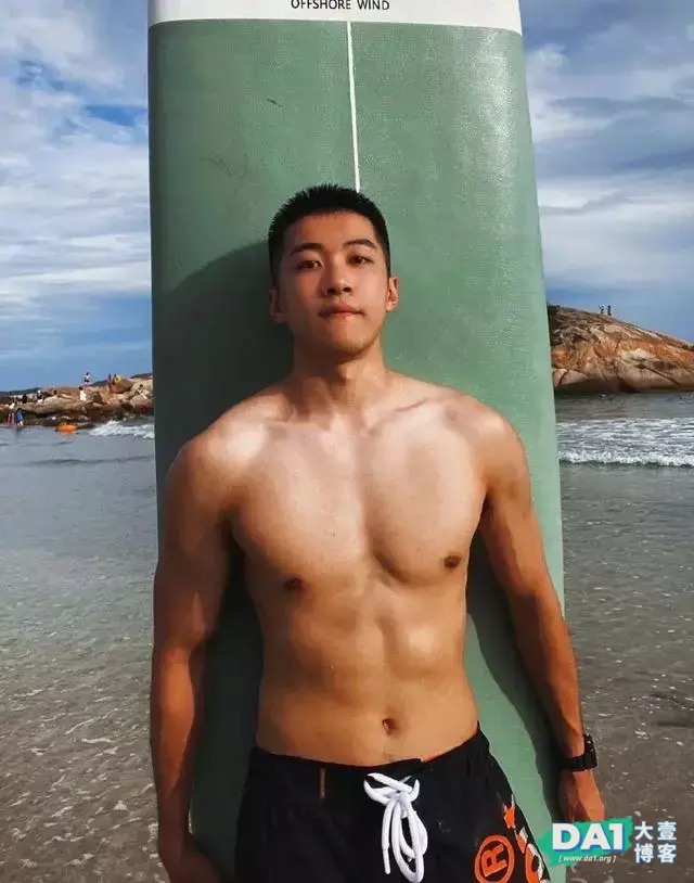 活捉一枚寸头肌肉型男,这声“老公”我先叫为敬 活捉一枚寸头肌肉型男,这声“老公”我先叫为敬