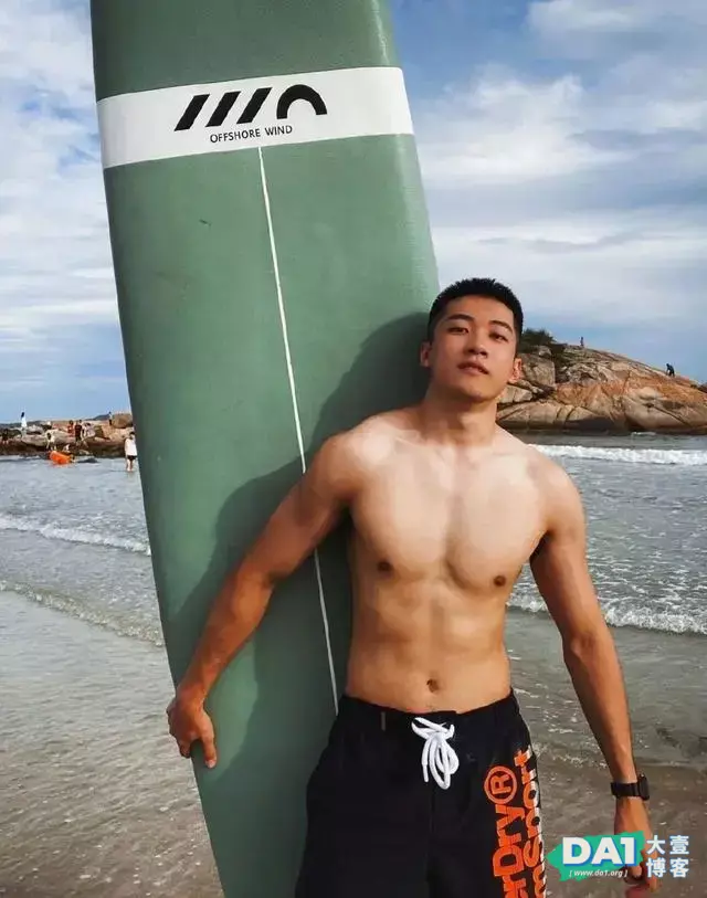 活捉一枚寸头肌肉型男,这声“老公”我先叫为敬 活捉一枚寸头肌肉型男,这声“老公”我先叫为敬