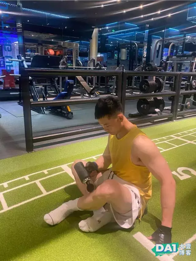 让人欲罢不能的正装肌肉帅哥,这身材我可以 让人欲罢不能的正装肌肉帅哥,这身材我可以