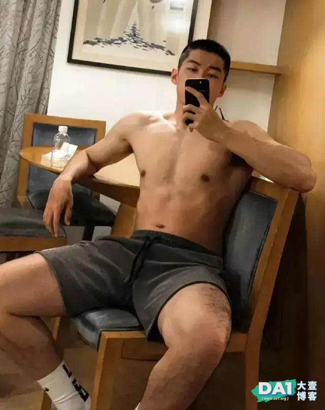 活捉一枚寸头肌肉型男,这声“老公”我先叫为敬 活捉一枚寸头肌肉型男,这声“老公”我先叫为敬