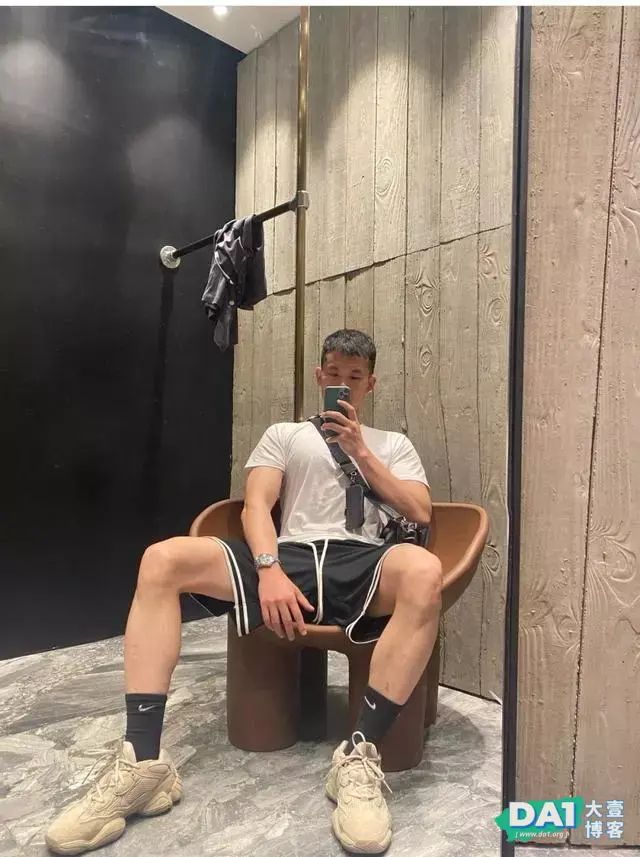 让人欲罢不能的正装肌肉帅哥,这身材我可以 让人欲罢不能的正装肌肉帅哥,这身材我可以
