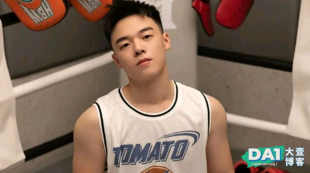 18岁的肌肉“小奶狗”弟弟，男孩子都这么可爱了？-大壹博客