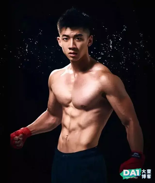 霸气外露的肌肉拳击运动员,大鼻子很吸睛哦 霸气外露的肌肉拳击运动员,大鼻子很吸睛哦