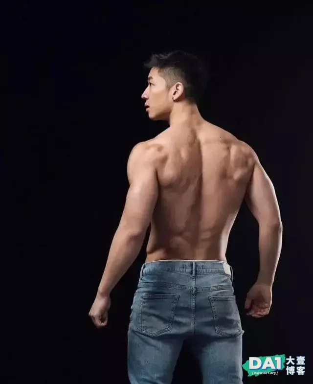 霸气外露的肌肉拳击运动员,大鼻子很吸睛哦 霸气外露的肌肉拳击运动员,大鼻子很吸睛哦