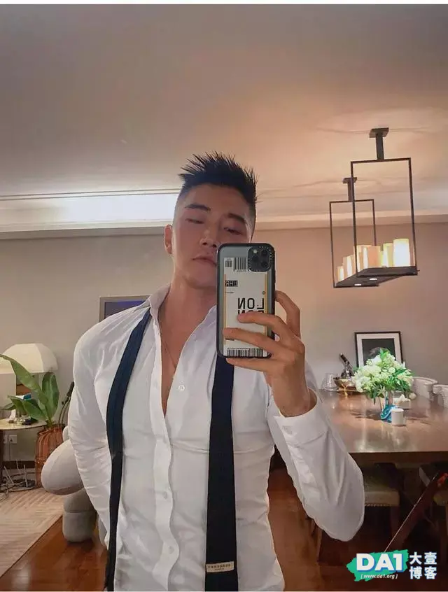 爱游泳的肌肉帅哥,六块腹肌很养眼哦 爱游泳的肌肉帅哥,六块腹肌很养眼哦