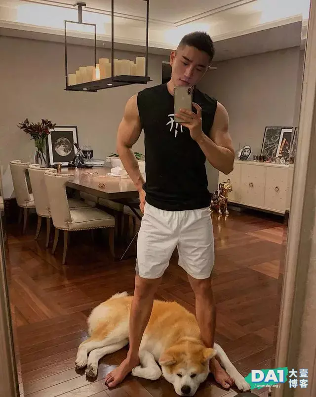 爱游泳的肌肉帅哥,六块腹肌很养眼哦 爱游泳的肌肉帅哥,六块腹肌很养眼哦