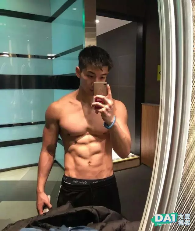 霸气外露的肌肉拳击运动员,大鼻子很吸睛哦 霸气外露的肌肉拳击运动员,大鼻子很吸睛哦