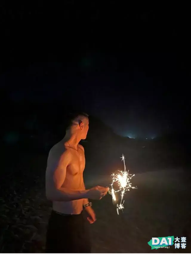 爱游泳的肌肉帅哥,六块腹肌很养眼哦 爱游泳的肌肉帅哥,六块腹肌很养眼哦