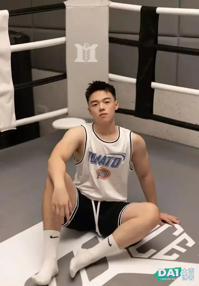 18岁的肌肉“小奶狗”弟弟，男孩子都这么可爱了？