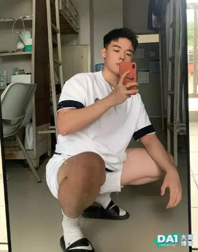 18岁的肌肉“小奶狗”弟弟，男孩子都这么可爱了？