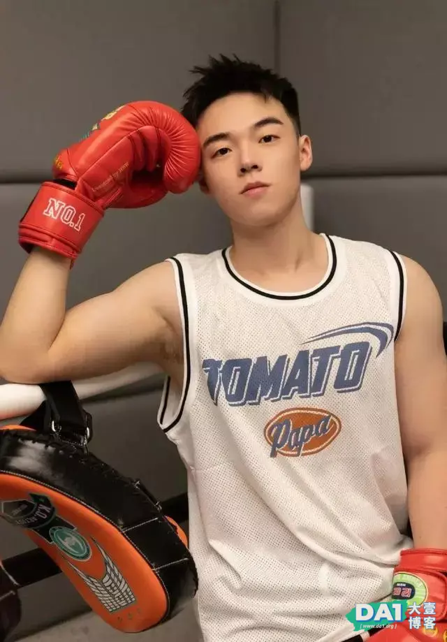 18岁的肌肉“小奶狗”弟弟，男孩子都这么可爱了？