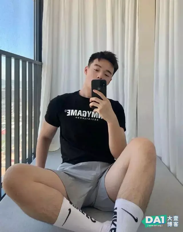 18岁的肌肉“小奶狗”弟弟，男孩子都这么可爱了？