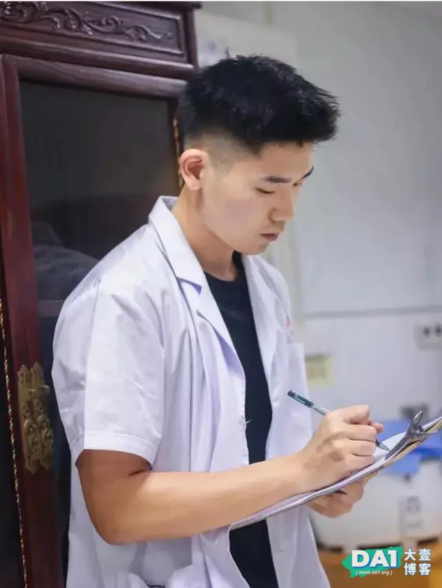 这枚帅气医生穿着正装的模样,我可以 这枚帅气医生穿着正装的模样,我可以