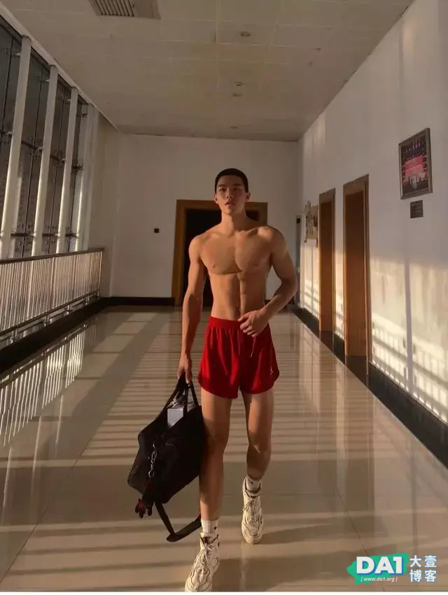 活捉一名00后长腿肌肉体育生,这身材我可以 活捉一名00后长腿肌肉体育生,这身材我可以