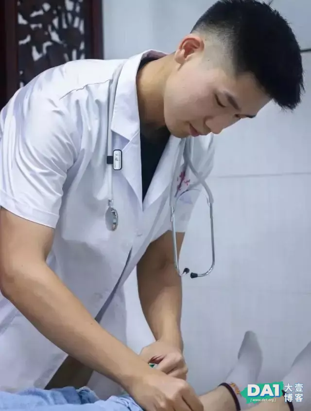 这枚帅气医生穿着正装的模样,我可以 这枚帅气医生穿着正装的模样,我可以