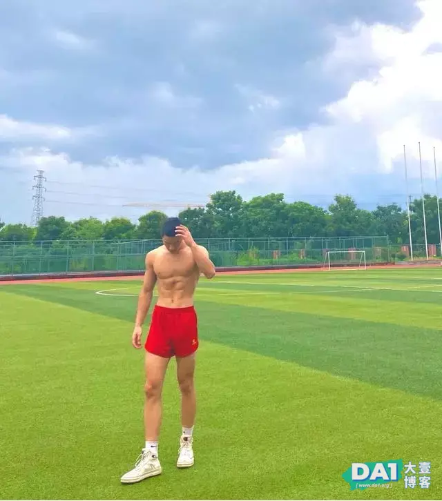活捉一名00后长腿肌肉体育生,这身材我可以 活捉一名00后长腿肌肉体育生,这身材我可以