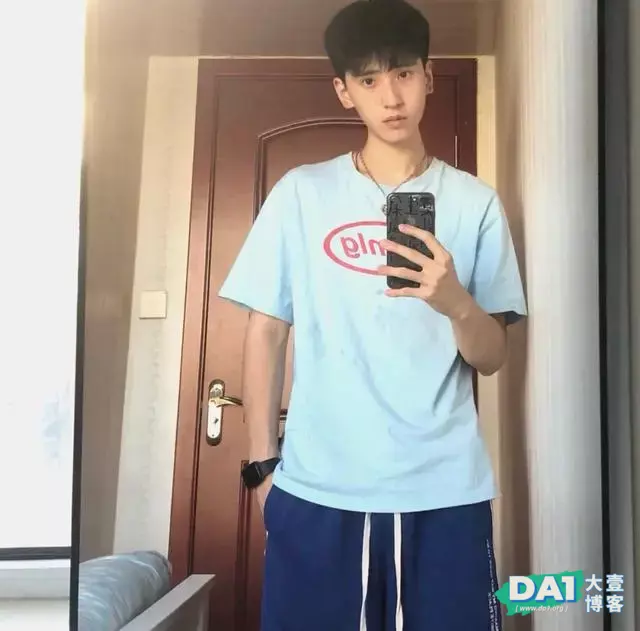 肤白貌美的舞蹈生,真是养眼呢 肤白貌美的舞蹈生,真是养眼呢