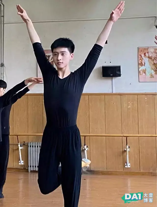 肤白貌美的舞蹈生,真是养眼呢 肤白貌美的舞蹈生,真是养眼呢