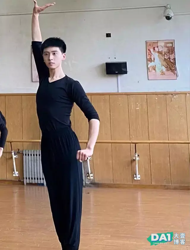 肤白貌美的舞蹈生,真是养眼呢 肤白貌美的舞蹈生,真是养眼呢