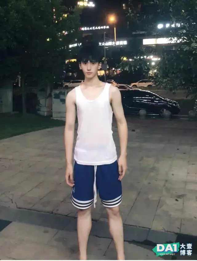 肤白貌美的舞蹈生,真是养眼呢 肤白貌美的舞蹈生,真是养眼呢