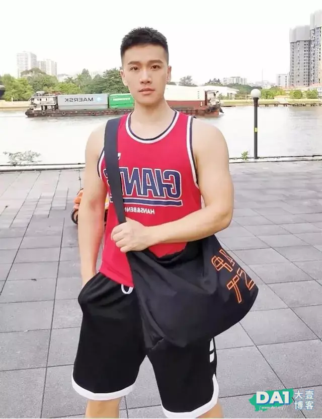 活捉一名肤白貌美,身材高大的体育生 活捉一名肤白貌美,身材高大的体育生