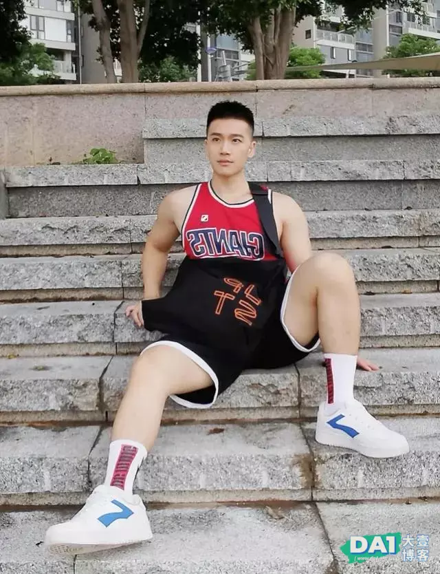 活捉一名肤白貌美,身材高大的体育生 活捉一名肤白貌美,身材高大的体育生