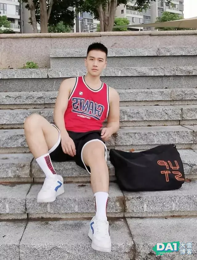 活捉一名肤白貌美,身材高大的体育生 活捉一名肤白貌美,身材高大的体育生