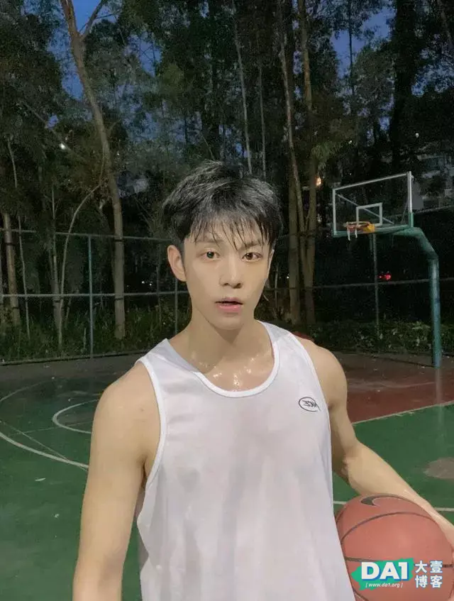 爱打篮球的鲜肉帅哥，是你喜欢的类型吗？