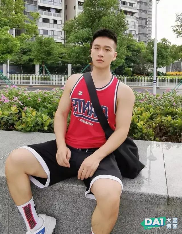 活捉一名肤白貌美,身材高大的体育生 活捉一名肤白貌美,身材高大的体育生
