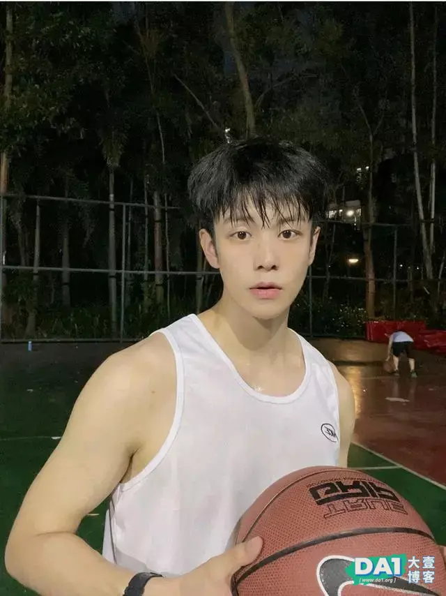 爱打篮球的鲜肉帅哥，是你喜欢的类型吗？