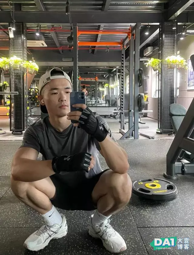 这枚大胸肌肌肉型男有点上头哦 这枚大胸肌肌肉型男有点上头哦