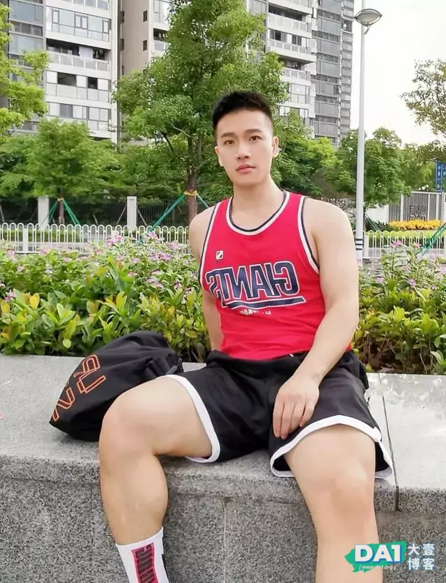 活捉一名肤白貌美,身材高大的体育生 活捉一名肤白貌美,身材高大的体育生