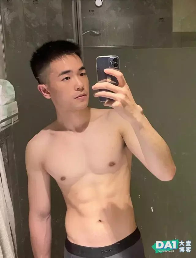 这枚大胸肌肌肉型男有点上头哦 这枚大胸肌肌肉型男有点上头哦