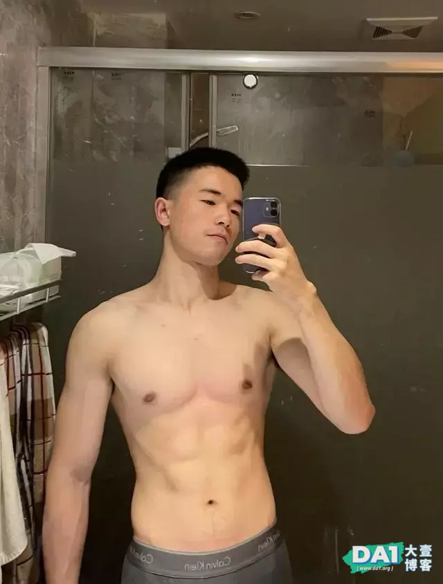 这枚大胸肌肌肉型男有点上头哦 这枚大胸肌肌肉型男有点上头哦