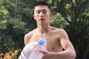 散打运动员用腹肌开瓶盖,好有男人味哦-大壹博客