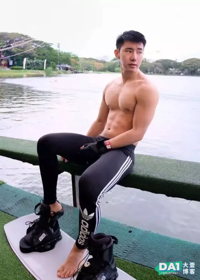 憨憨的肌肉直男,还是一名帅气的空少 憨憨的肌肉直男,还是一名帅气的空少