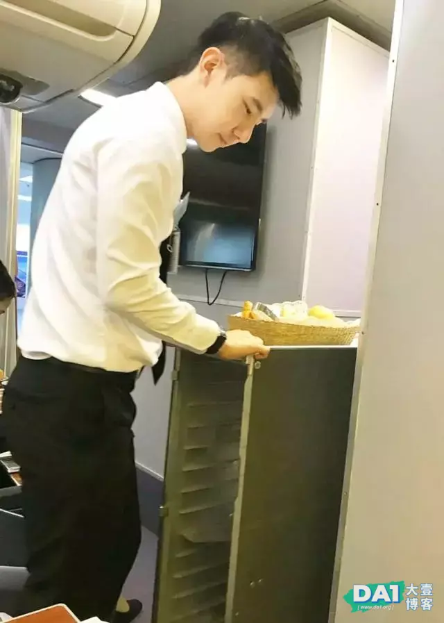 憨憨的肌肉直男,还是一名帅气的空少 憨憨的肌肉直男,还是一名帅气的空少